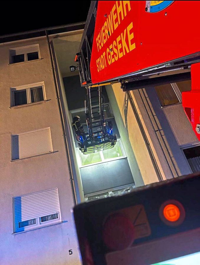 In der Wobelstraße in Geseke hat es in der Nacht gebrannt. Nach dem Löschen belüftete die Feuerwehr das Gebäude, unter anderem von der Drehleiter aus. Foto: Feuerwehr Geseke