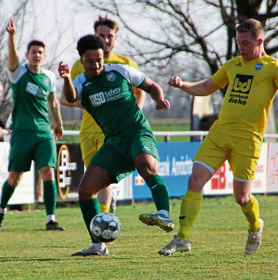 Der SuS Cappel (in Grün) setzte sich mit 2:0 in Mellrich durch und grüßt nun von der Tabellenspitze. Hier setzte sich Louis Osagiobare (l.) gegen Hendrik Merschulte durch. Foto: Schnieder