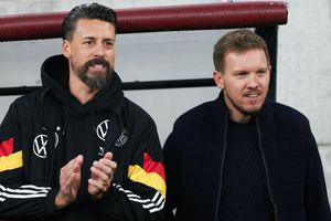 Sandro Wagner (l) will mindestens bis zur WM 2026 an der Seite von Julian Nagelsmann bleiben. - Foto: Christian Charisius/dpa