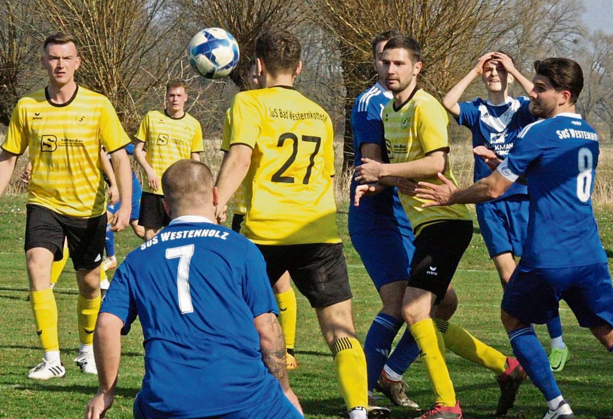 Großaufgebot vor dem Bad Westernkötter Tor: Während die Hausherren (in Gelb) diese Situation noch bereinigen konnten, markierte der Westenholzer Gianluca Parrotta (Nr. 8) in der 69. Minute das Siegtor für die Gäste. Foto: Schlink