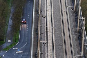 Das Auto bleibt in den nächsten Jahren das dominierende Verkehrsmittel. (Archivbild) - Foto: Karl-Josef Hildenbrand/dpa