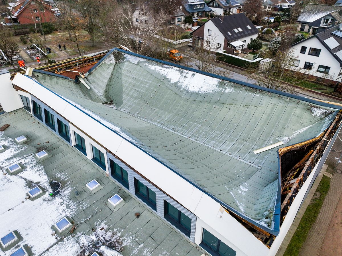 Ende 2022 war das Dach der Sporthalle der Grundschule Lipperode aus dem Nichts eingestürzt. Archivfoto: Eickhoff