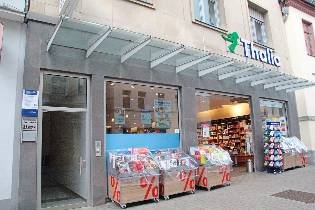 Hier hatte der Verein ?Hilferufe von drüben? sein Büro. Heute finden sich in der Langen straße 30 a die Buchhandlung Thalia, die Schülerhilfe und eine Tanzschule. Foto: Balzer