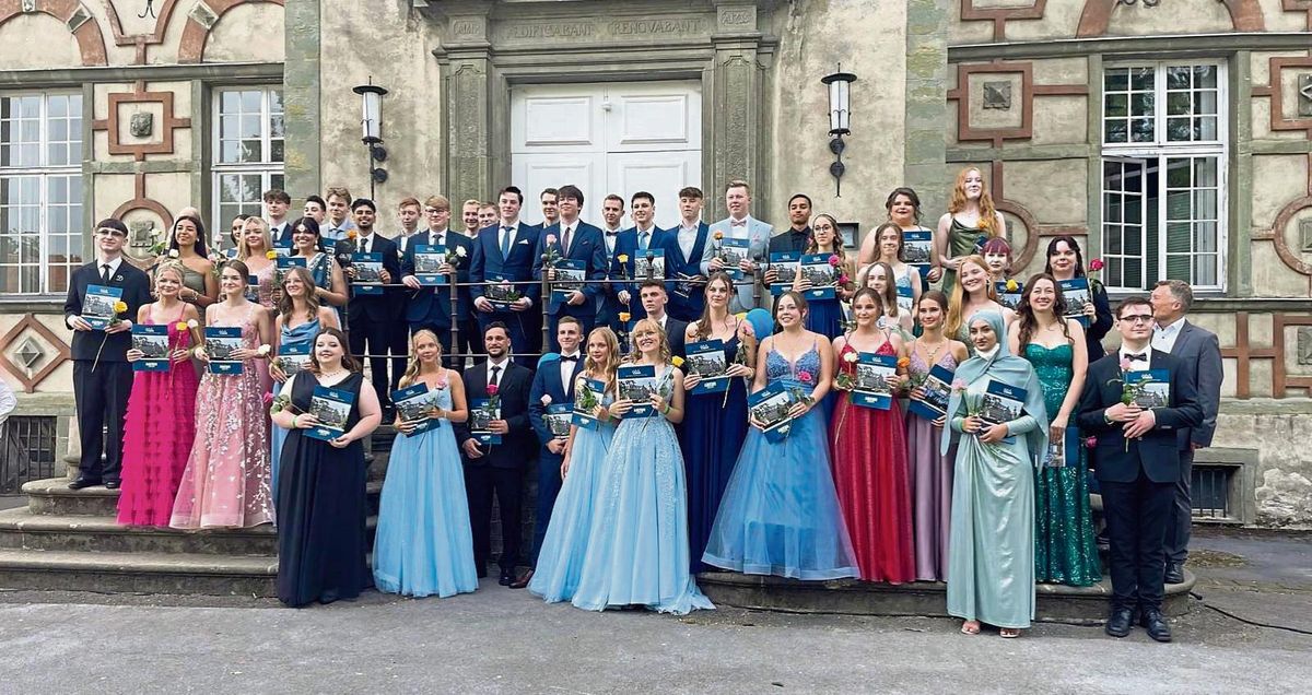 „Abi royal – der Adel verlässt das Schloss“: Die Abiturientia des Gymnasiums Schloss Overhagen hat das Ende der Schulzeit gefeiert.