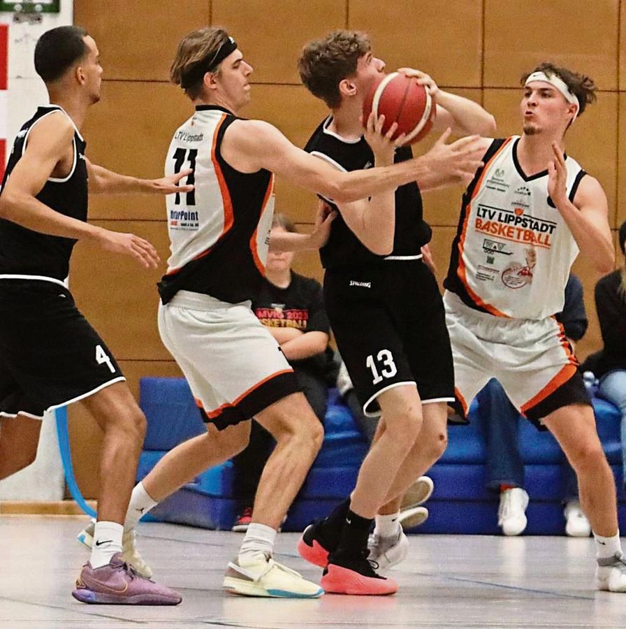 Die Basketballer des LTV Lippstadt (in Weiß) setzen ihren Höhenflug in der Oberliga fort: Gegen Telgte feierte der Aufsteiger in eigener Halle einen 72:70-Erfolg. Foto: Lütkehaus