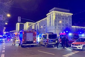 Einsatzkräfte von Rettungsdiensten, Polizei und Feuerwehr sind im Einsatz auf dem Weihnachtsmarkt in Magdeburg. - Foto: Heiko Rebsch/dpa