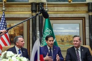 US-Außenminister Marco Rubio (M), der nationale Sicherheitsberater Mike Waltz (r) und der US-Nahostbeauftragte Steve Witkoff in Riad. - Foto: Evelyn Hockstein/Pool Reuters/AP/dpa