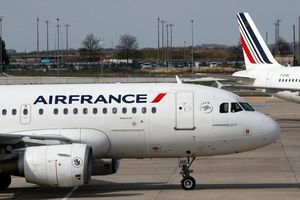 Frankreich und die Niederlanden haben Air France-KLM zu Corona-Zeiten mit Milliardenstaatshilfen unterstützt. (Archivbild) - Foto: Christophe Ena/AP/dpa