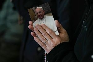 Papst Franziskus ist bereits seit mehr als drei Wochen im Krankenhaus. - Foto: Andrew Medichini/AP/dpa