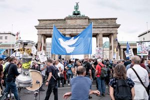 Mit dem Ende der Corona-Pandemie fiel ein wichtiges Thema der sogenannten Querdenker-Szene weg. (Archivbild) - Foto: Carsten Koall/dpa