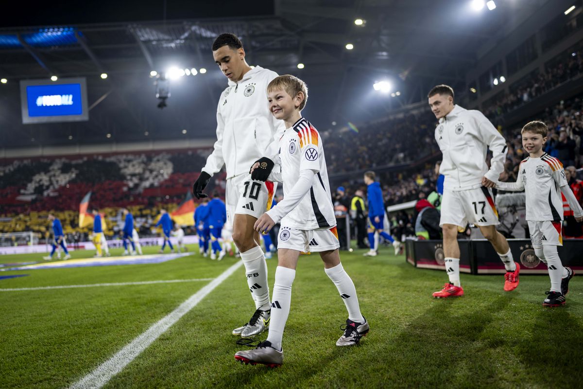 Der siebenjährige Vincent Ewert aus Berenbrock ist in Freiburg mit Jamal Musiala eingelaufen. Ein Video von den beiden geht gerade viral. Foto: Alexander Scheuber/Getty Images für Volkswagen