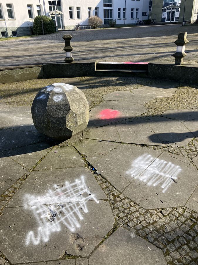 Unbekannte haben Hakenkreuze auf den Anröchter Rathausplatz geschmiert. Die Symbole wurden unkenntlich gemacht. Es ist nicht der einzige Fall vom Wochenende im Kreis Soest. Foto: Gemeinde Anröchte