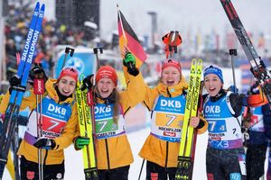 Die deutschen Skijägerinnen gewinnen die Staffel in Hochfilzen. - Foto: Matthias Schrader/AP/dpa