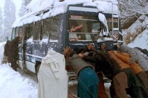 Schieben statt Fahren - Bus bleibt nach starken Schneefällen stecken - Foto: Ppi/PPI via ZUMA Press Wire/dpa