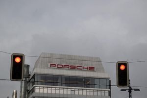 Porsche setzt den Rotstift an - und will rund 1.900 Stellen streichen. - Foto: Marijan Murat/dpa