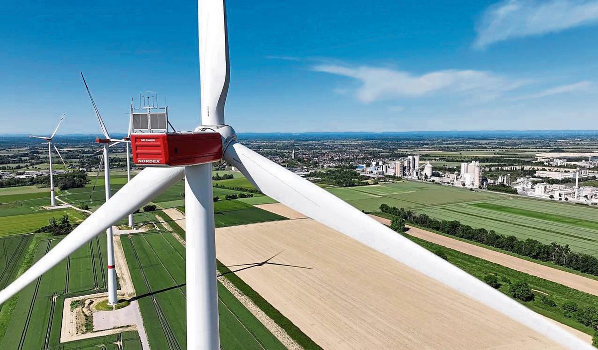 Links die Windräder, rechts die Zementwerke: Die Anlagen bei Völlinghausen gehören mittlerweile zum Erwitter Stadtbild dazu. Doch nicht immer drehen sie sich auch im Wind. Archivfoto: Eickhoff