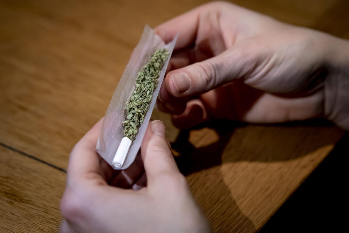 Der Lippstädter (21) wollte 200 Gramm Cannabis verticken. Vor Gericht bekam er dafür 4000 Euro Geldbuße. Zum klassischen Dealer-Klientel gehört der junge Mann vor Gericht allerdings nicht. Symbolfoto: DPA