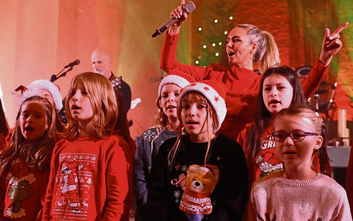 Elli Ernst und der Kinderchor der Musikschule sorgten für jede Menge Stimmung. Fotos: Tuschen