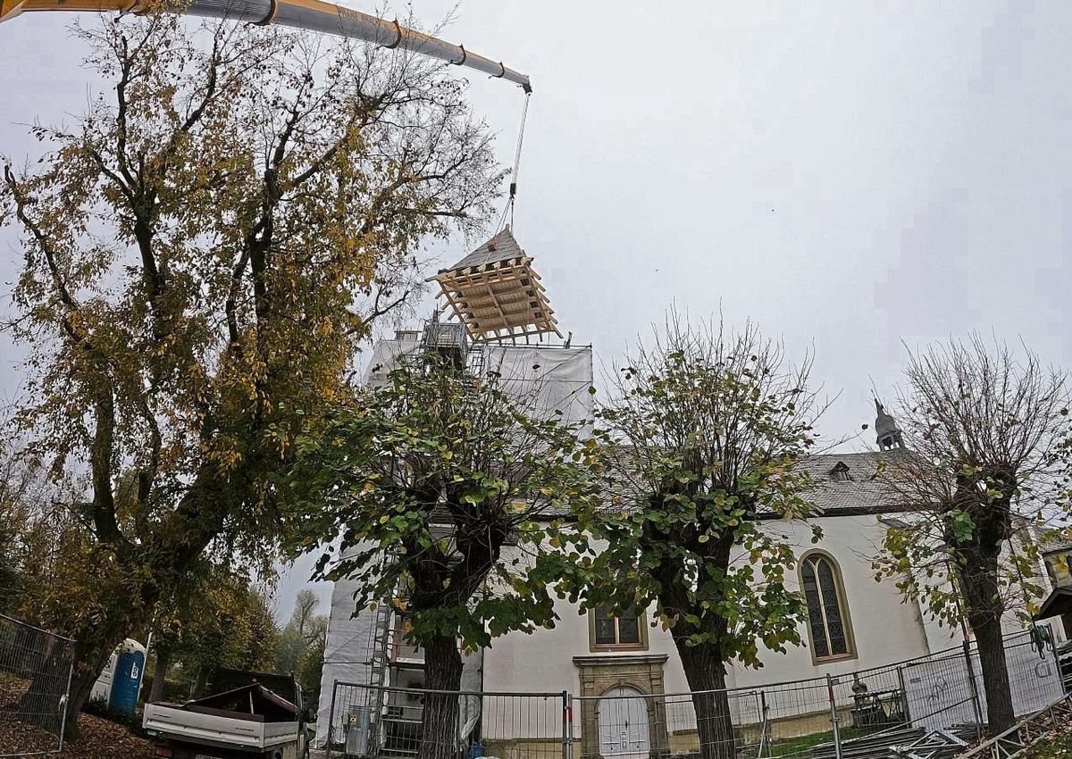 Deckel drauf! Die St.-Clemens-Kirche in Hellinghausen hat am Mittwoch einen neuen Turmhelm bekommen. Fotos: Cegelski