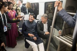 Piyush Goyal, Indiens Minister für Handel und Industrie und Wirtschaftsminister Robert Habeck nehmen die U-Bahn. - Foto: Sebastian Christoph Gollnow/dpa