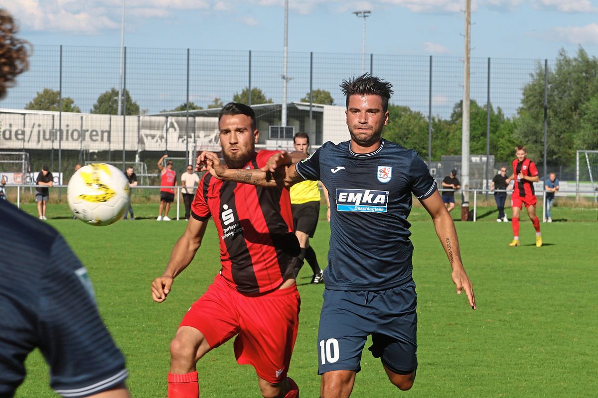 Hasan Dere (l.), defensiver Mittelfeldspieler des SV Lippstadt, kickt aktuell mit der Türkei beim Kings-Cup in Italien. Im Viertelfinale trifft der 28-Jährige auf Brasilien. Foto: Lütkehaus