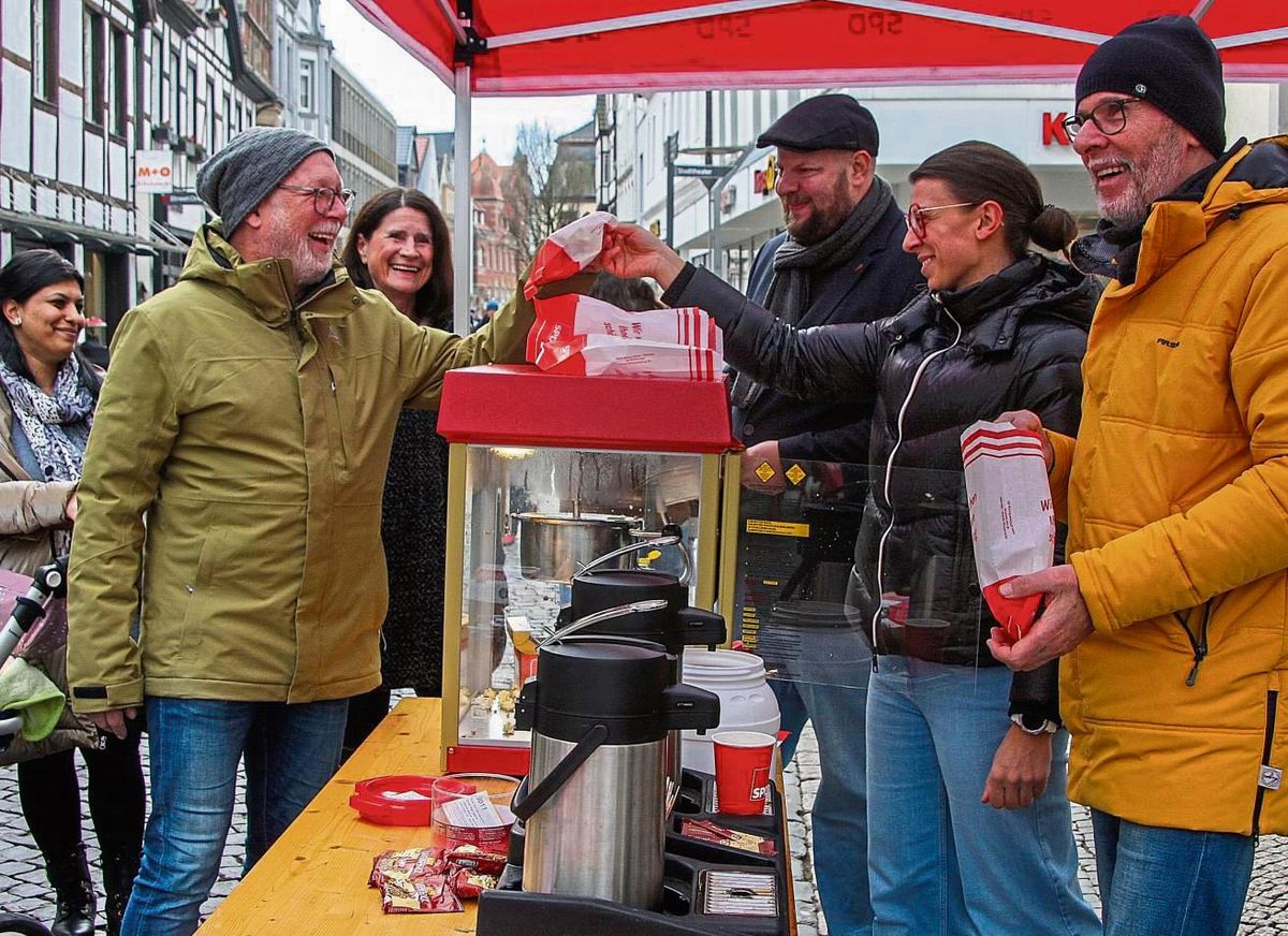 Mit Speck fängt man Mäuse, mit Leckereien Wählerstimmen: Am SPD-Stand werden Popcorn und Kaffee geboten. Fotos: Wissing