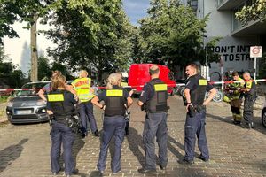 Polizisten sperren den Tatort ab - ein Mann ist in Berlin-Gesundbrunnen durch einen Messerstich in den Bauch getötet worden. - Foto: Sven Kaeuler/dpa