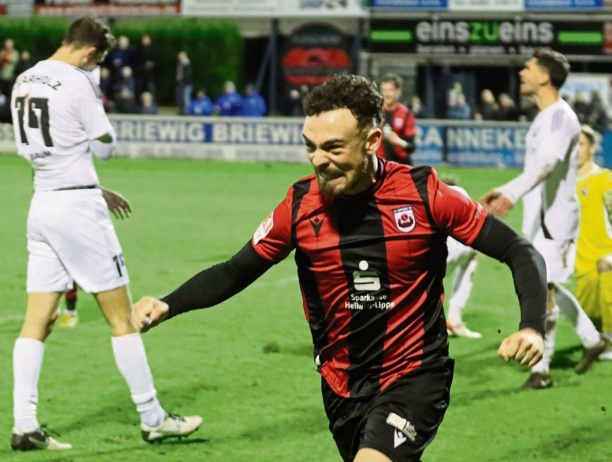 Die Erlösung in der 86. Minute: Marcello Romano erzielte nach Vorarbeit von David Dören das goldene Tor zum 1:0-Erfolg gegen Victoria Clarholz und drehte mit geballten Fäusten zur Feierrunde mit den Teamkollegen ab. Fotos: Lütkehaus