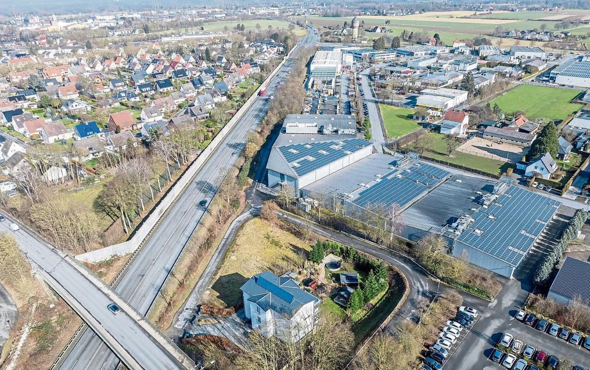 Zwischen Orchideen Hark (große Hallen, rechts), der B55 (daneben, links) und der Westernkötter Straße (unten, links) sowie dem angrenzenden Wohnhaus ist eine dreieckige Gewerbefläche zu ersteigern. Foto: Eickhoff