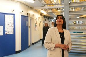 Besuch im Gefängnis: Justizministerin Shabana Mahmood. - Foto: Joe Giddens/PA Wire/dpa