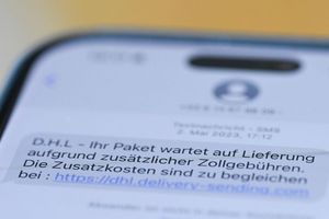 Die Deutsche Telekom will vom 1. April an betrügerischen SMS blockieren. - Foto: Wolf von Dewitz/dpa-Zentralbild/dpa