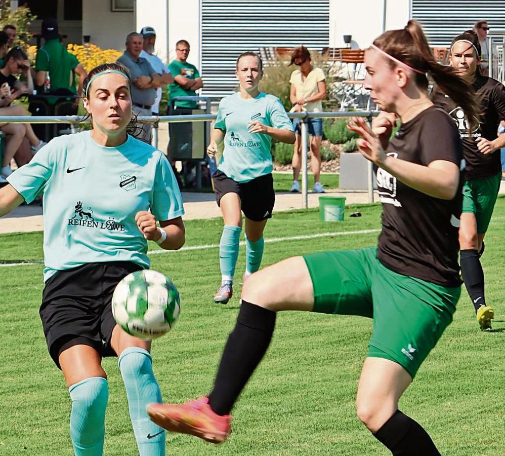 Auf einen Gegner, der sich in einen Rausch spielte, trafen die Fußballfrauen aus Stirpe (helle Trikots). Am Ende hieß es 0:9 aus Sicht der Gastgeberinnen gegen Delbrück. Foto: Feichtinger