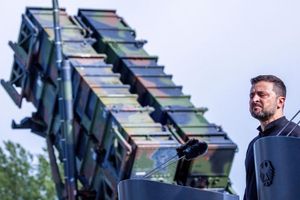 Präsident Selenskyj vor einer Patriot-Startrampe: Er fordert weitere dieser Flugabwehrraketensysteme. (Archivbild) - Foto: Jens Büttner/dpa