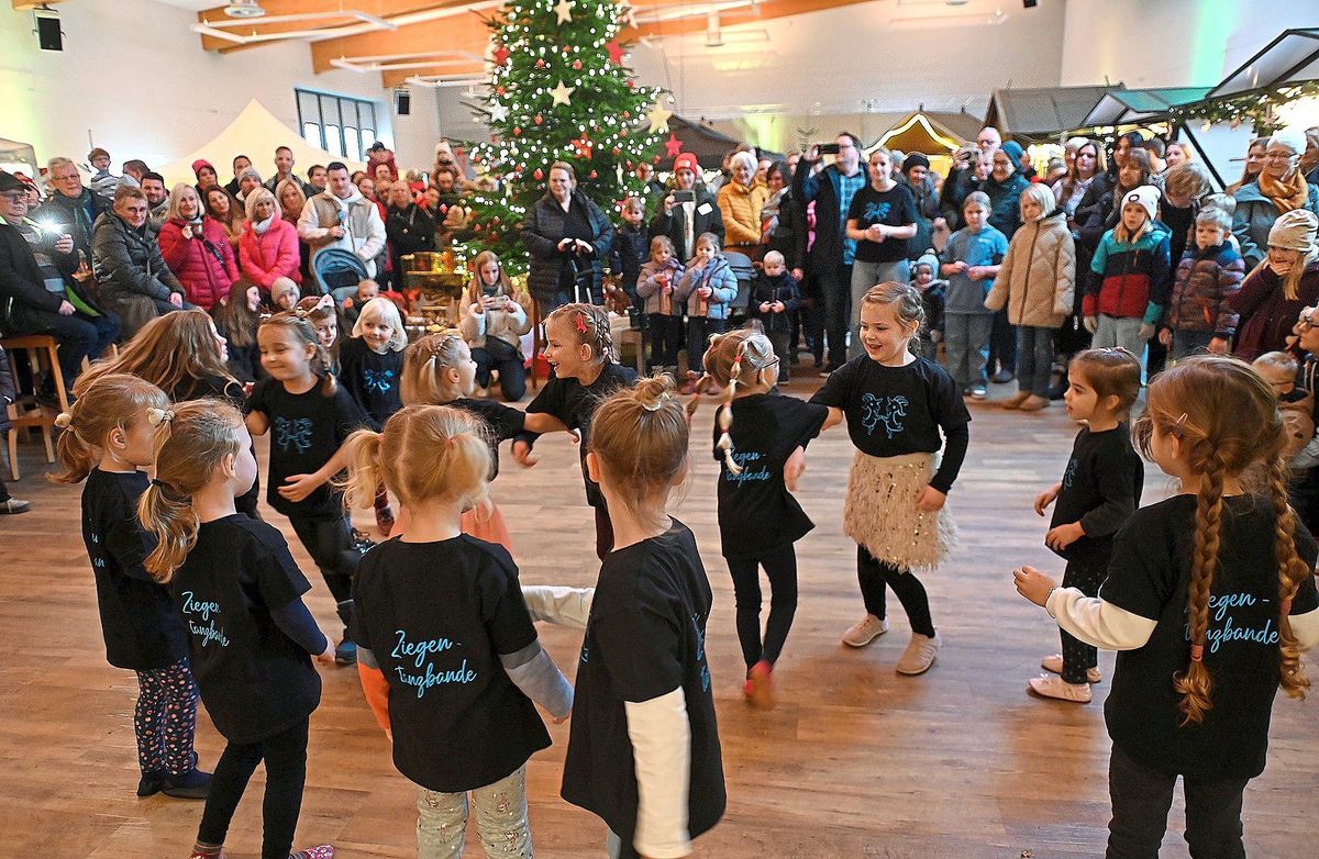 Der Auftritt der Ziegentanzbande begeisterte am Samstag die Besucher beim Budenzauber in Ehringhausen. Auch am Sonntag gibt's noch Programm in und an der Dorf-Ziege. Foto: Tuschen