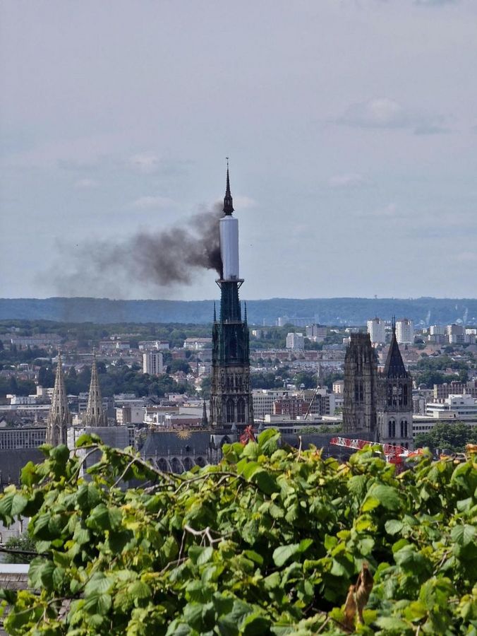 Der Turm der Kathedrale von Rouen steht in Flammen. - Foto: Patrick Streiff/AFP/dpa