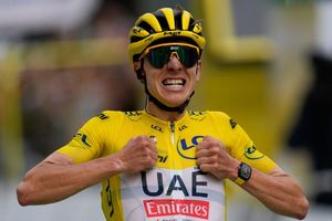 Tadej Pogacar ist dem Gesamtsieg der Tour de France mit seinem Sieg bei der 14. Etappe näher gekommen. - Foto: Jerome Delay/AP