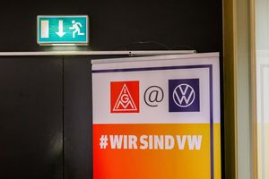 Im VW-Tarifstreit wird seit mehr als 60 Stunden um einen Kompromiss gerungen. (Archivbild) - Foto: Julian Stratenschulte/dpa