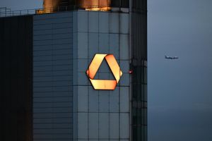 Kämpft um ihre Eigenständigkeit: Commerzbank in Frankfurt (Archivbild) - Foto: Arne Dedert/dpa