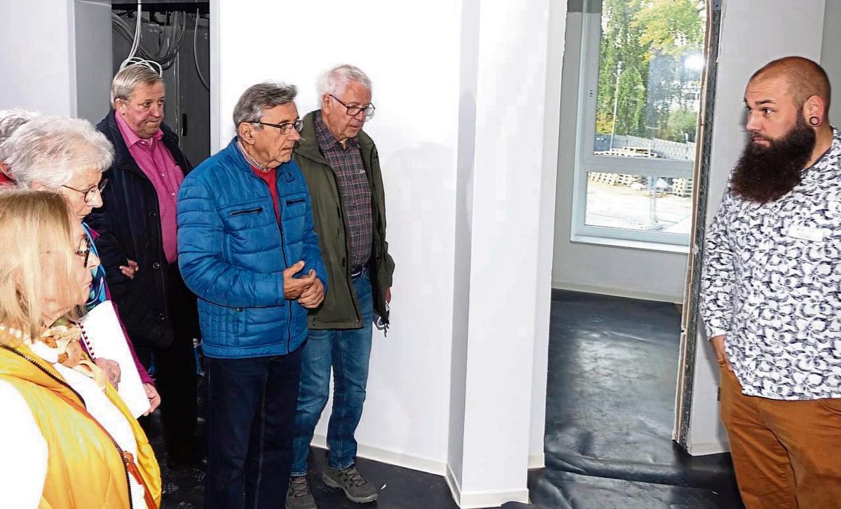 Gebannt lauschten die Besucher bei der Besichtigung des neuen Generationenparks. Fotos: Kloer