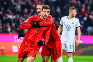 Zweifacher Torschütze: Leon Goretzka jubelt nach seinem 3:1 mit Leroy Sané. - Foto: Tom Weller/dpa