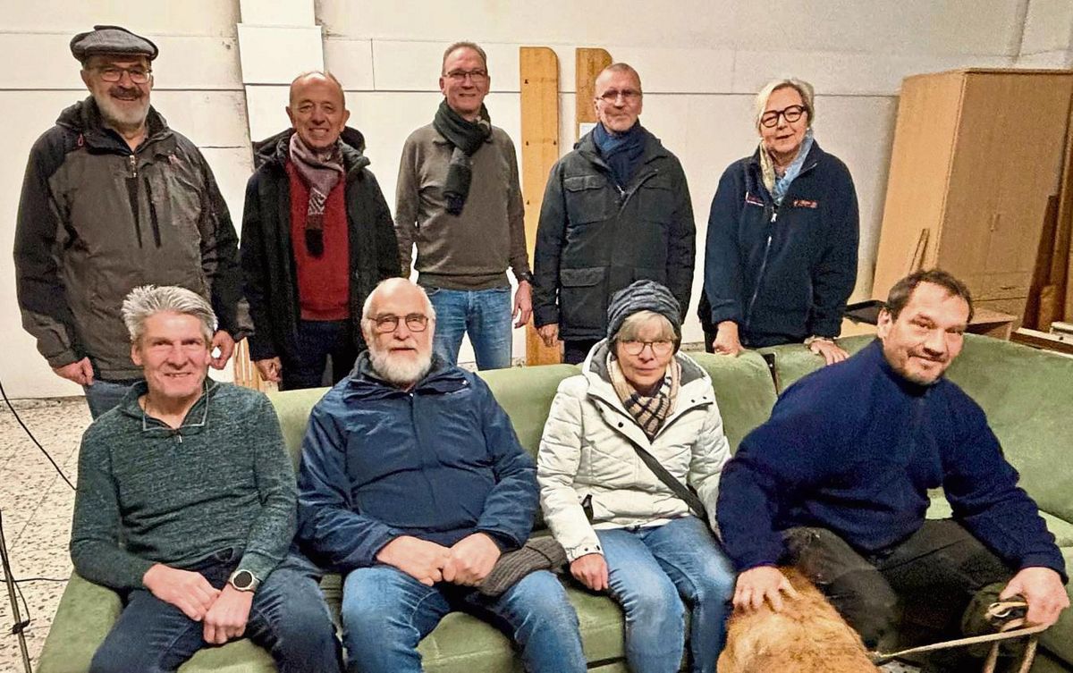 Viele ehrenamtliche Helfer packen im neuen Caritas-Laden „aufgemöbelt am Markt“ engagiert mit an. Foto: Frenz