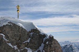 Bayerische Spezialitäten wird es aber weiterhin in allen Restaurants auf der Zugspitze geben. (Archivbild) - Foto: Angelika Warmuth/dpa