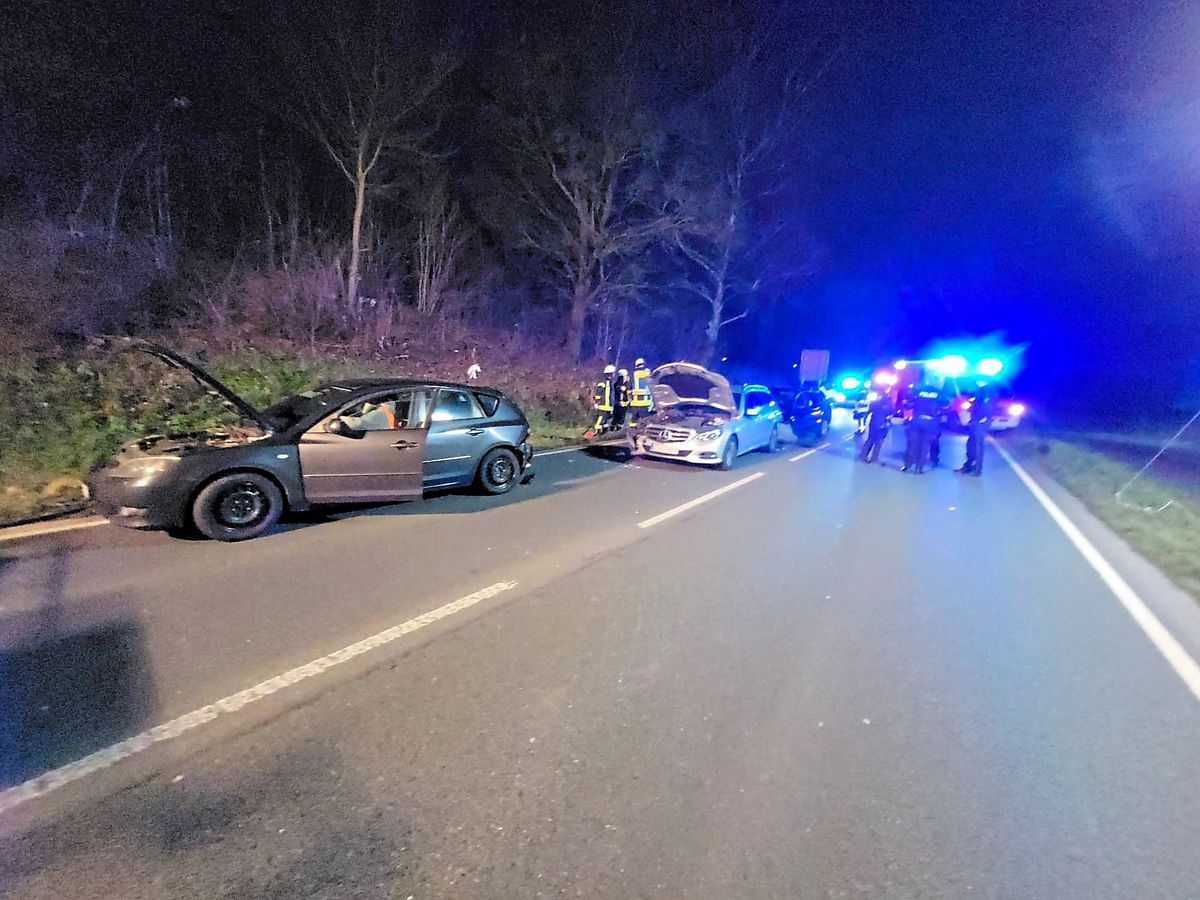 Drei Fahrzeuge fuhren auf der B 55 in Höhe Langenberg ineinander. Der Verkehr auf der Bundesstraße liegt aktuell lahm.