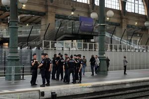 Nach den Brandanschlägen auf die französische Bahn patroullieren Polizisten auf einem Bahnhof in Paris. - Foto: Mark Baker/AP