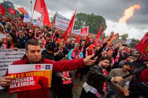 Bereits zur ersten Tarifrunde bei VW protestierten im September Tausende Metaller in Hannover vor dem Verhandlungssaal. (Archivbild) - Foto: Julian Stratenschulte/dpa