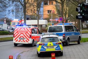 Ein Großaufgebot rückte nach Hildesheim-Ochtersum aus. - Foto: Julian Stratenschulte/dpa