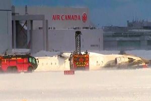 Flugzeug liegt auf dem Rücken - ein Flügel ist abgerissen - Foto: Uncredited/CTV/AP/dpa