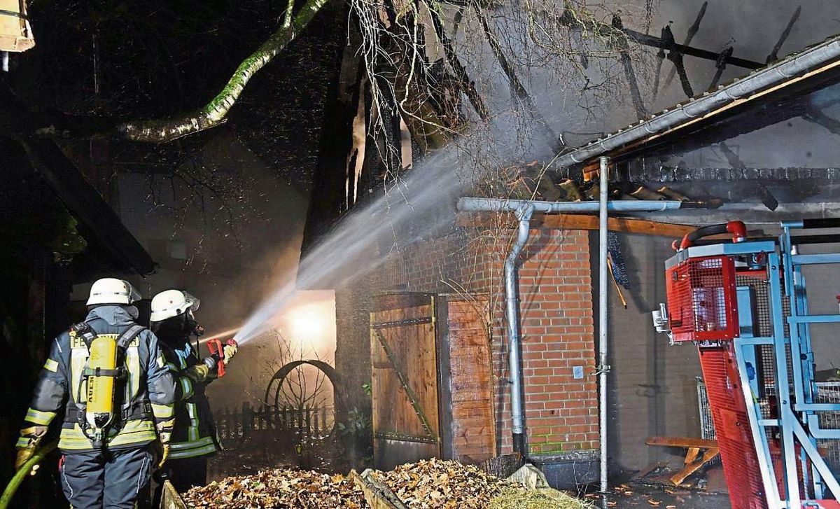 Rund 50 Feuerwehrleute waren etwa fünf Stunden im Einsatz, um das Feuer zu löschen. Foto: A. Eickhoff