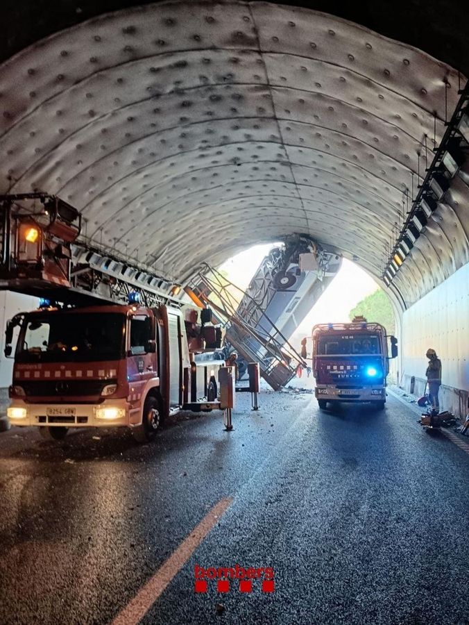 Die Bergung der Passagiere und des Busfahrers war schwierig, weil das Wrack fast senkrecht im Tunnel steckte. - Foto: Bombers De La Generalitat/Europapress/dpa
