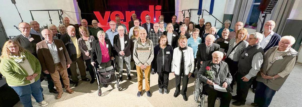 In der Sauerlandhalle gab es Urkunden und Anstecknadeln für die Jubilare – dazu viele Gespräche und ein leckeres Buffet.